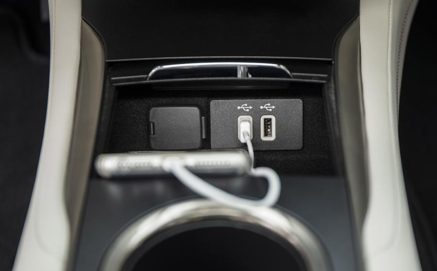 Детали интерьера Lincoln MKC Black Label 2018 года  (фото 14 из 44)